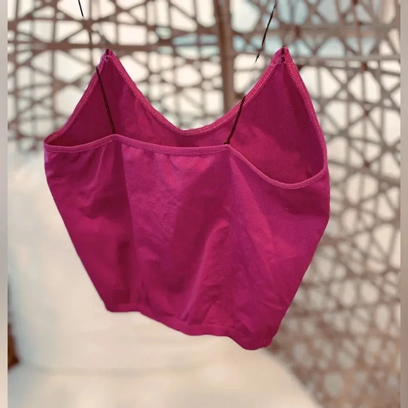 FREE PEOPLE SEAMLESS CROPPED CAMI MAGENTA SIZE M/L - Picture 3 of 5